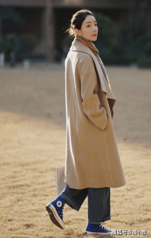 黑色 2022年做个时髦精!穿大衣时用这三双鞋子来搭配,简约百搭还耐看