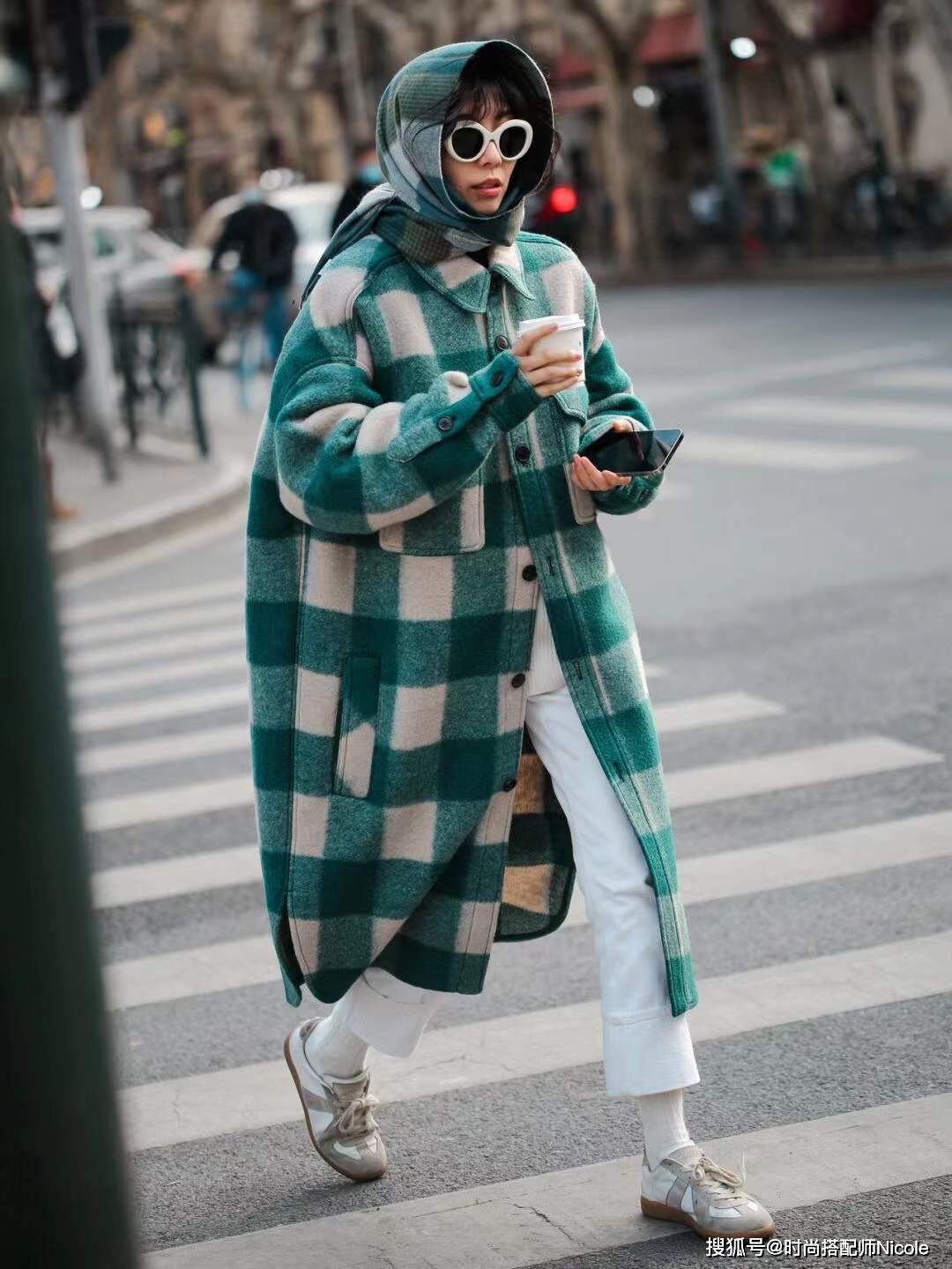 降低 去了上海才知道，会穿的女人都爱“叠穿”，不露腿不露腰照样时髦