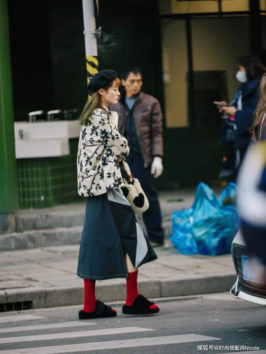 降低 去了上海才知道,会穿的女人都爱“叠穿”,不露腿不露腰照样时髦