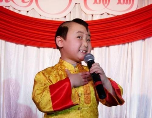 现实中的"年画娃娃":8岁因病离世,生前一直是父母的摇钱树_邓鸣_孩子