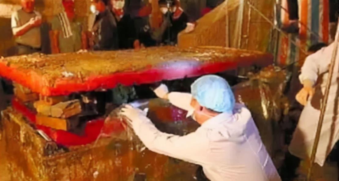 在棺材上面睡了30年？浙江农民翻新自家老宅，不料挖出800年红棺