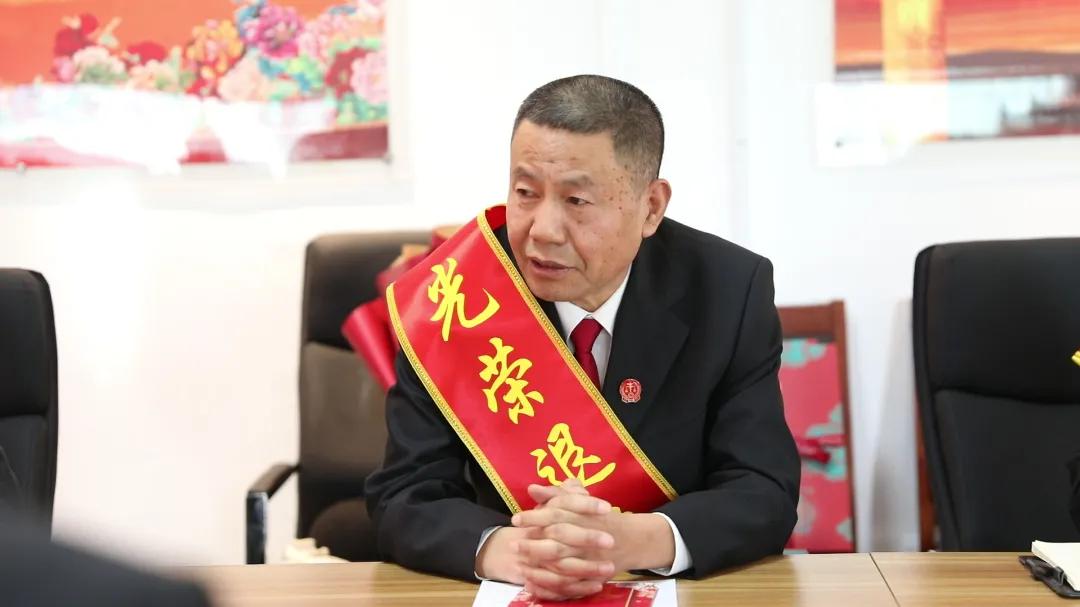 无悔为民真情会上,刘永红详细介绍了张卫华,马慧琴两位退休干部的简历