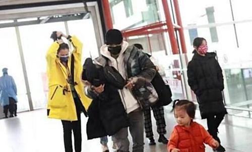 蔡少芬 蔡少芬与家人现身机场,不化妆也肤如凝脂,三个孩子长得太像张晋