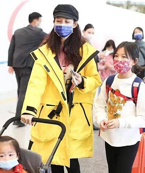 蔡少芬 蔡少芬与家人现身机场,不化妆也肤如凝脂,三个孩子长得太像张晋