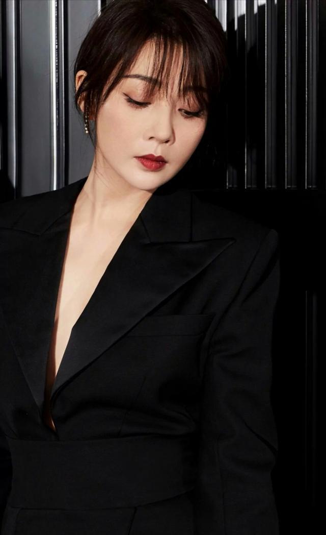 原创最美最忆军旅之花殷桃大家喜欢她吗