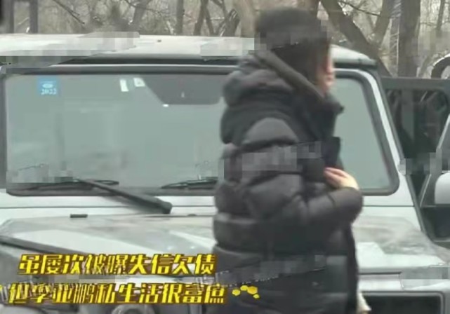 车带 50岁李亚鹏真会谈恋爱！开豪车带小19岁女友购物，穿羽绒服变跟班