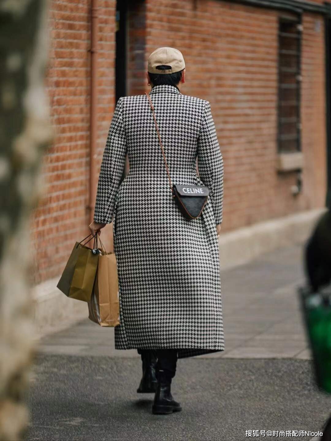 降低 去了上海才知道,会穿的女人都爱“叠穿”,不露腿不露腰照样时髦