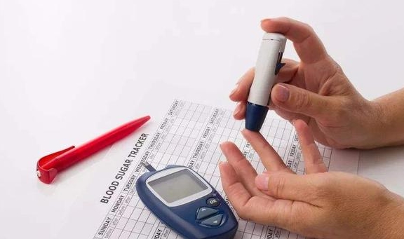 症状|糖尿病检查报告如何看？血糖异常有哪些症状？每天测几次血糖才好