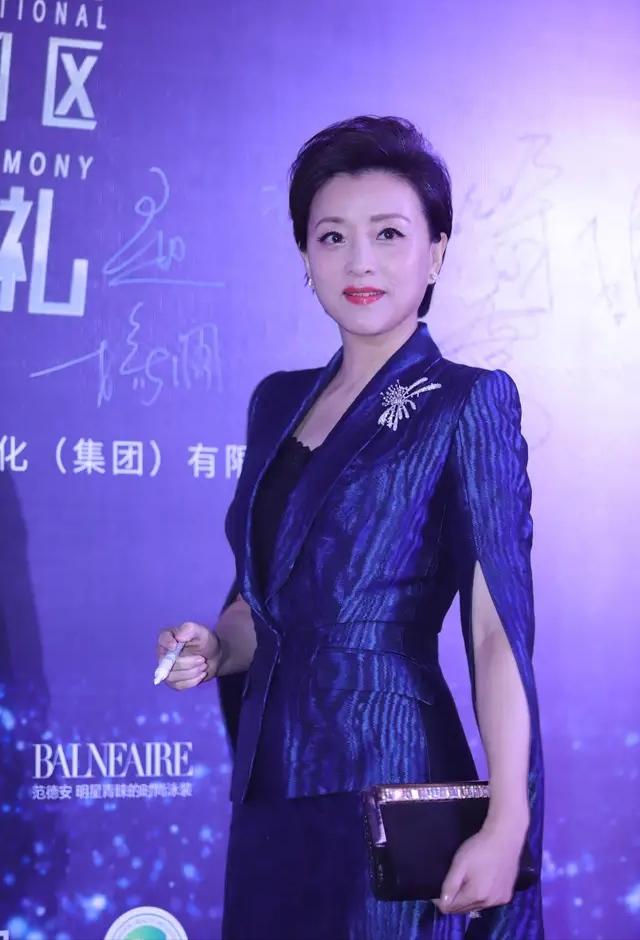 杨澜保养太好了,柠檬黄长裙穿出优雅大气,不配珠宝都光彩夺目_造型_主