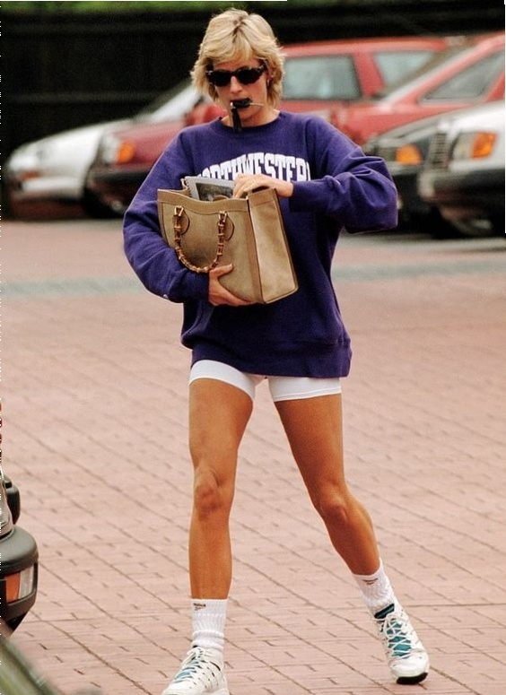 卫衣 跟着戴安娜王妃学穿搭，卫衣也能穿出高级优雅，也太会了吧