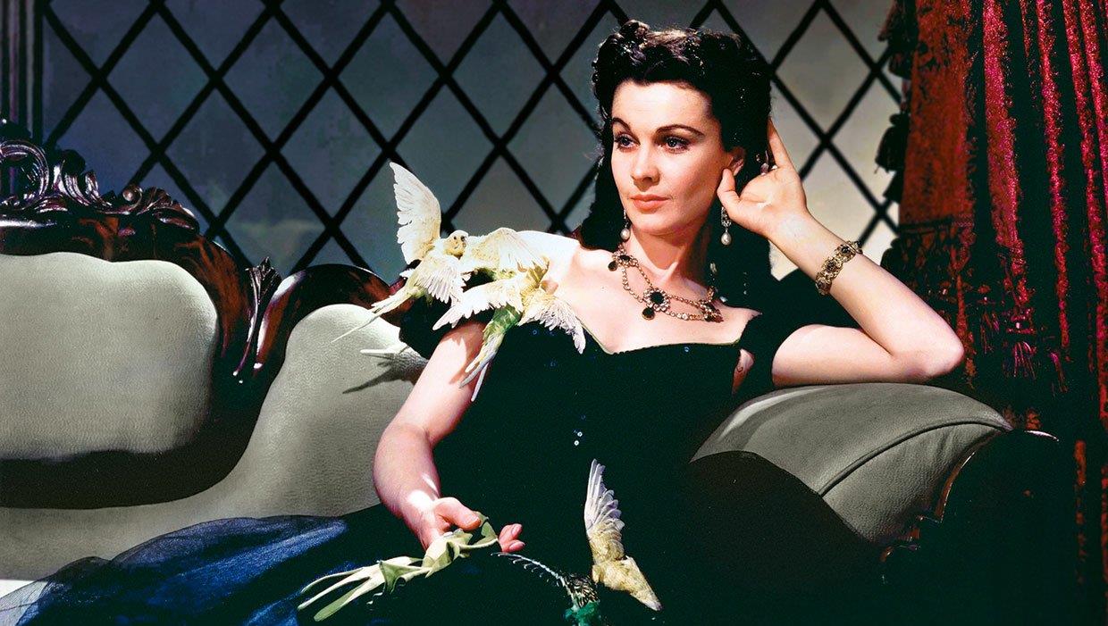 配饰 “英伦玫瑰”费雯丽:拥有完美雪白皮肤、乌黑头发和优雅服装品味。