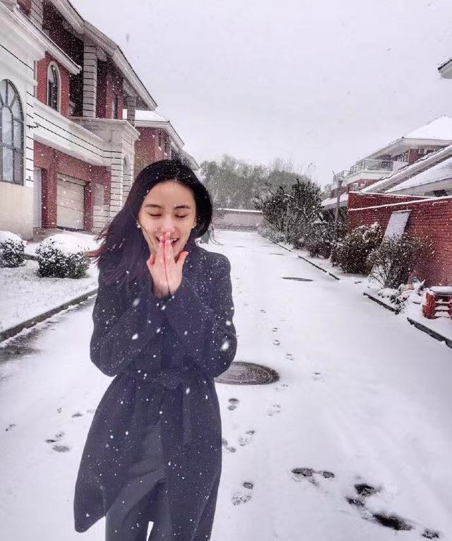 车带 50岁李亚鹏真会谈恋爱,开豪车带小19岁女友购物,穿羽绒服变跟班