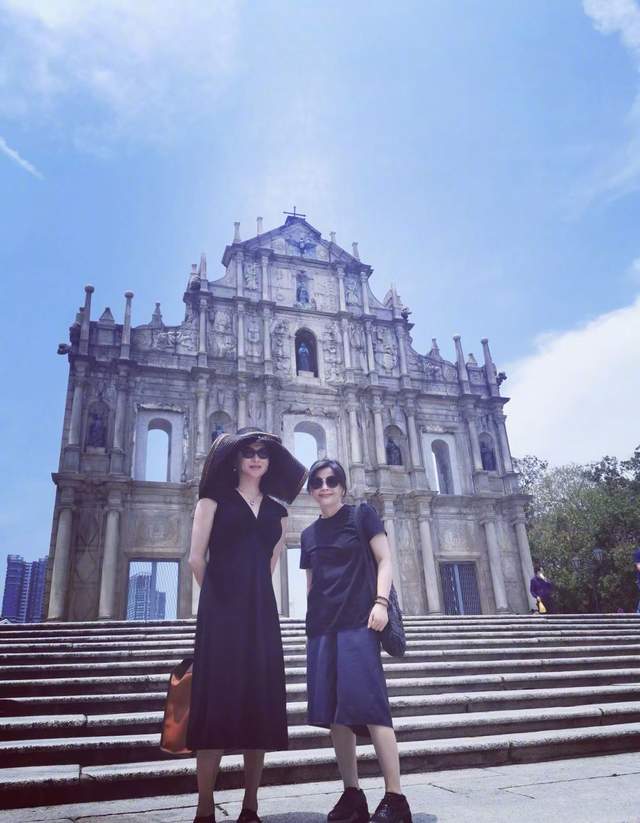 廓形 金星携丈夫游凡尔赛,穿貂皮大衣变法国贵妇,外籍老公罕露笑脸