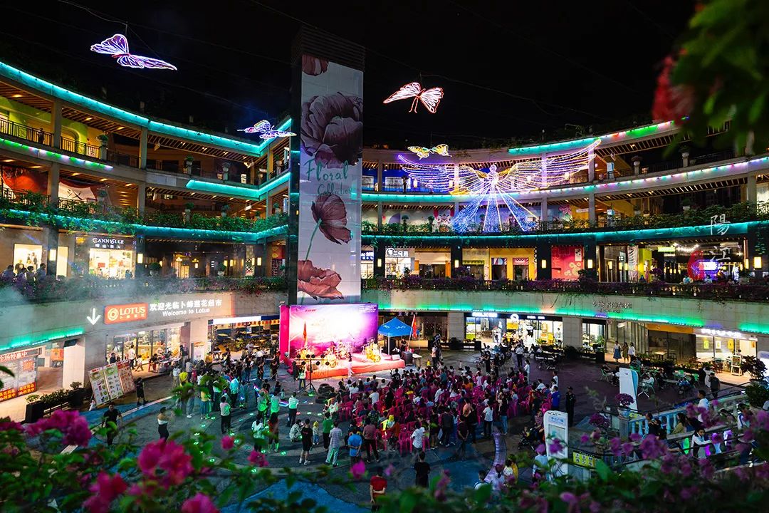 春节遛娃好去处，这个风筝主题的网红街区，晚上风筝会发光