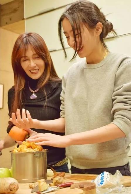 显得 木村光希晒母女合照，50岁妈妈素颜皮肤不输女儿，母女同框似姐妹