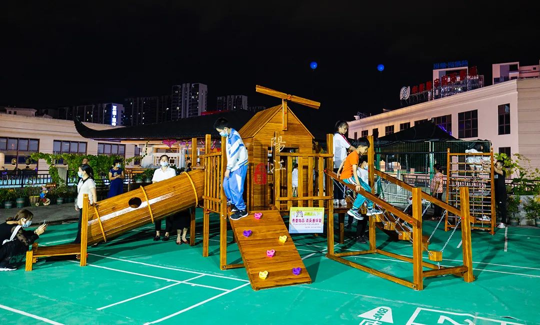 春节遛娃好去处，这个风筝主题的网红街区，晚上风筝会发光