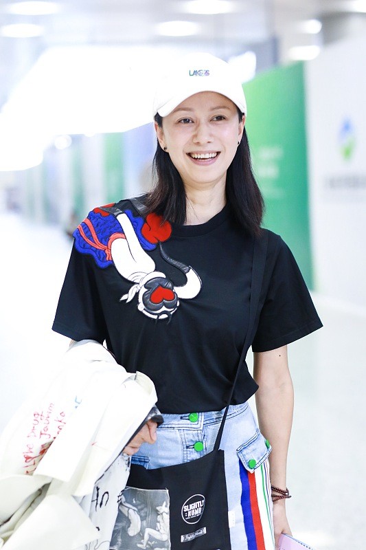 设计 “祝无双”倪虹洁还很甜,身穿短裙加短袖,满满的清爽气息