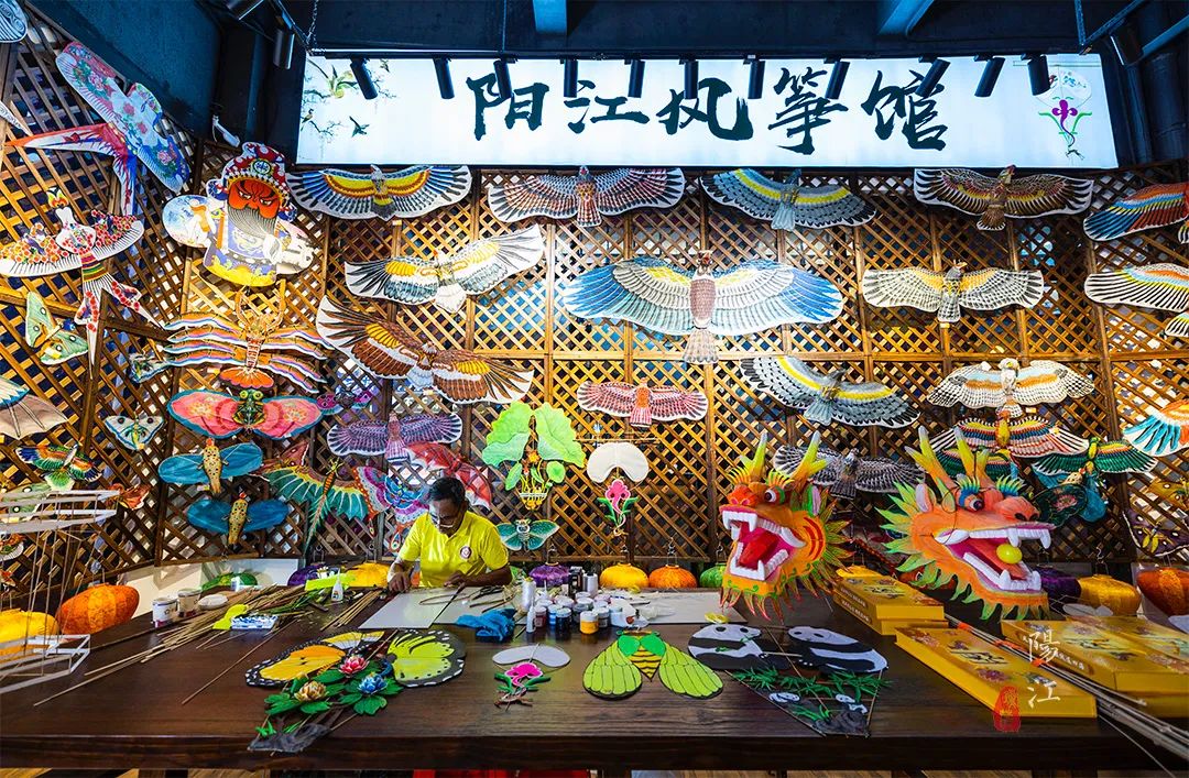 春节遛娃好去处，这个风筝主题的网红街区，晚上风筝会发光