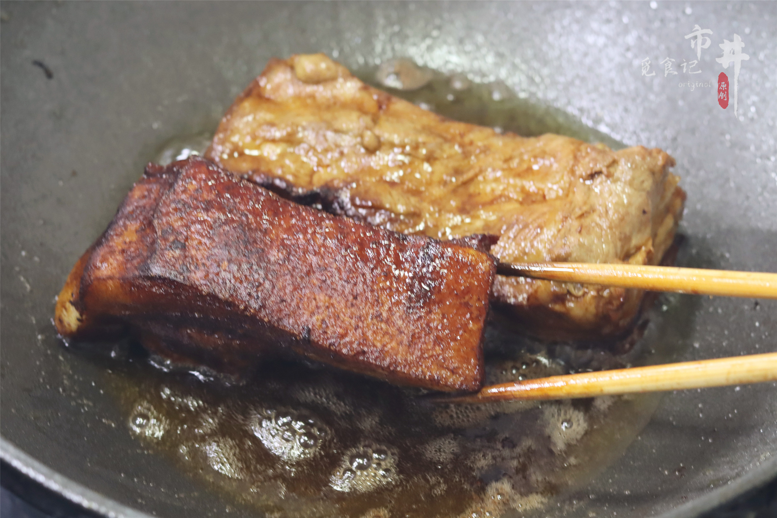 虎皮|年夜饭做梅菜扣肉，切记“先煎后泡”，片片起“虎皮”，酥烂香醇