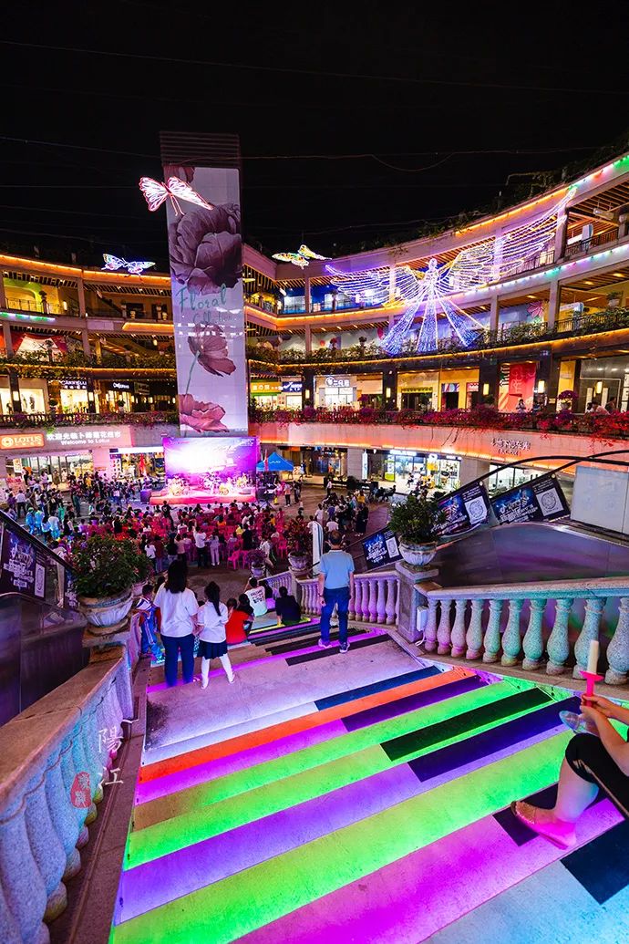 春节遛娃好去处，这个风筝主题的网红街区，晚上风筝会发光