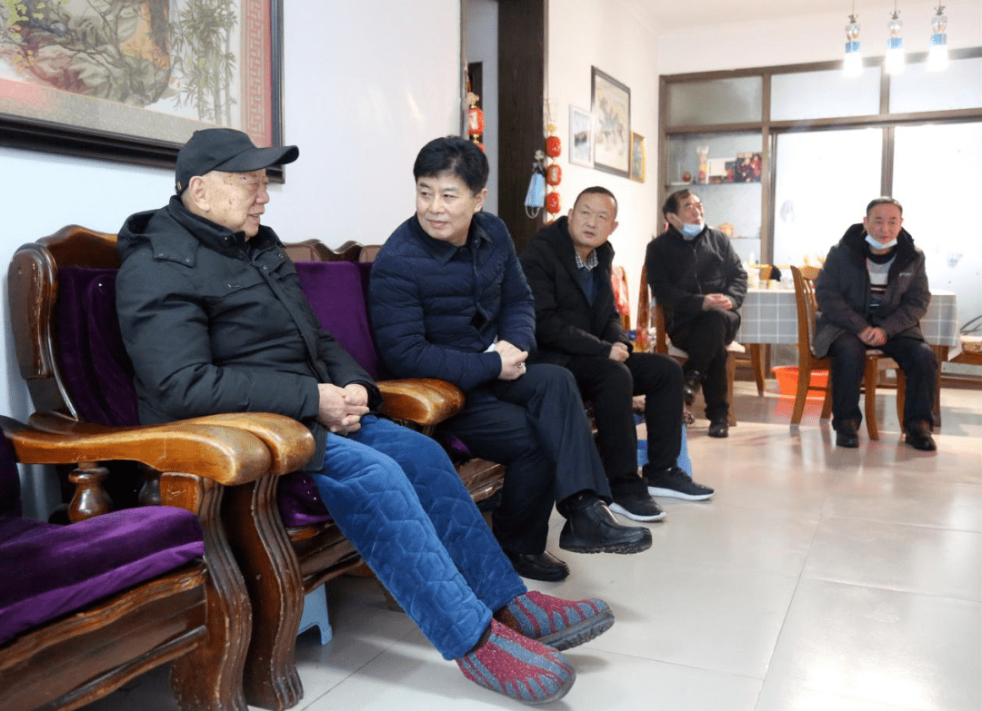 县卫健体委慰问离退休老干部