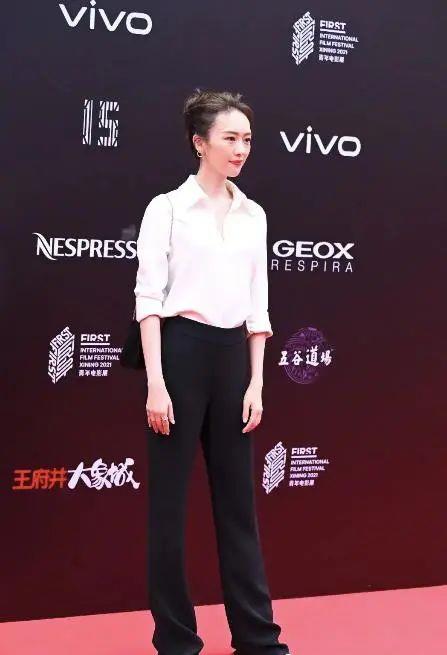 材质 童瑶走红毯真任性,不穿礼服却穿白衬衫配黑裤,却意外有了高级感