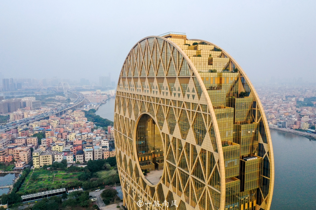 铜锣广州有两座“奇怪”的建筑，一座像甜甜圈，一座像没叠好的棉被