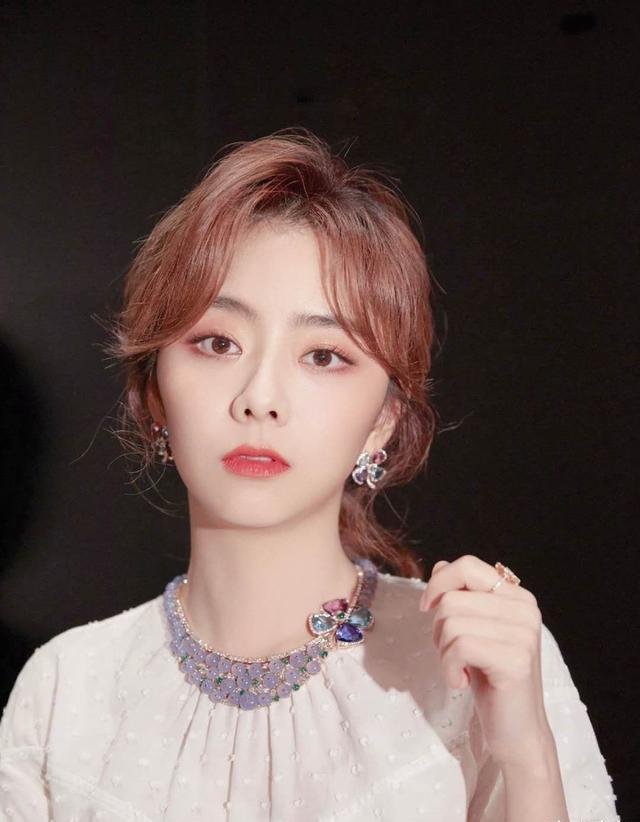 设计 少女穿搭就看谭松韵,服装饰品显时尚,搭配和谐是硬道理