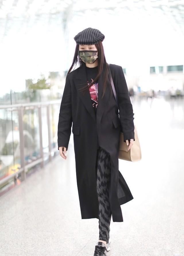 感觉 杨钰莹不扮嫩更好看了,长大衣配高领毛衣,成熟女人味散发出来