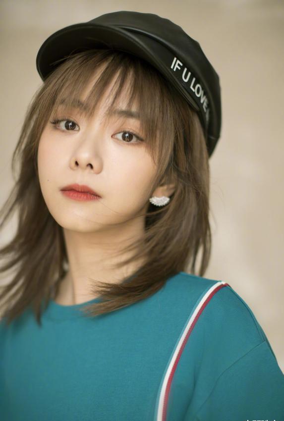 设计 少女穿搭就看谭松韵,服装饰品显时尚,搭配和谐是硬道理