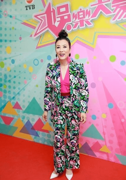 颜色 汪明荃没把自己当老年人，穿印花套装配发带，摩登气质真没得比