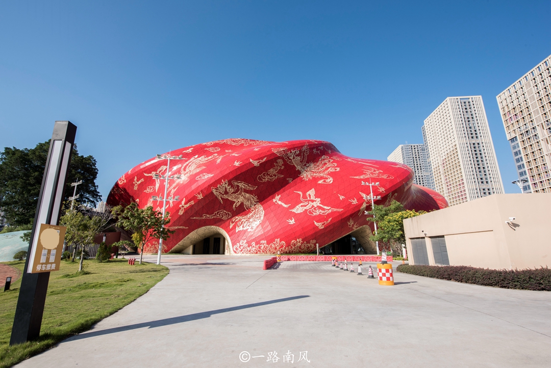 铜锣广州有两座“奇怪”的建筑，一座像甜甜圈，一座像没叠好的棉被