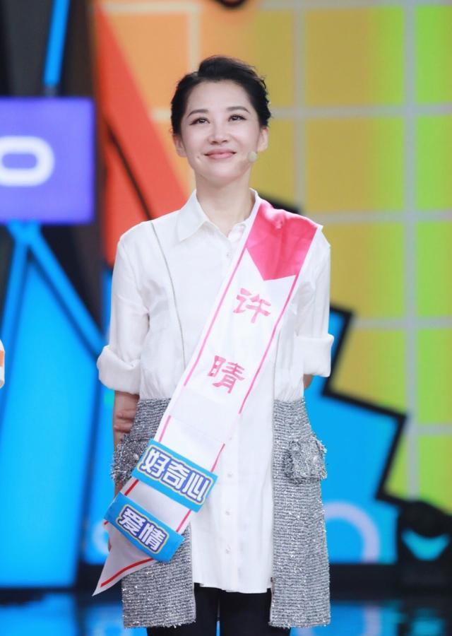 高跟鞋 50岁许晴不结婚又如何？闪片短裙似少女，20cm高跟鞋气质不输当年