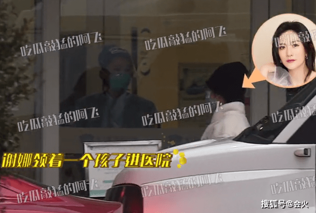 原创谢娜带双胞胎现身医院被拍女儿蹦蹦跳跳显活泼给娃喂糖太宠溺