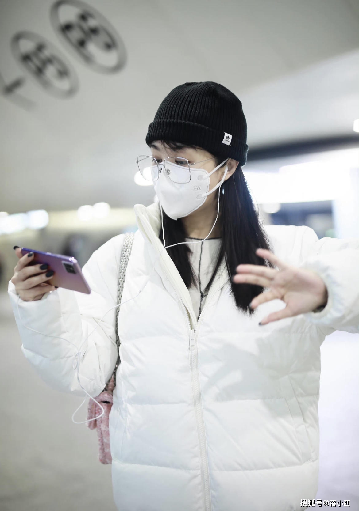 黑色 李菲儿不愧是黄晓明的前女友，穿白色羽绒服走机场，就很有国际范