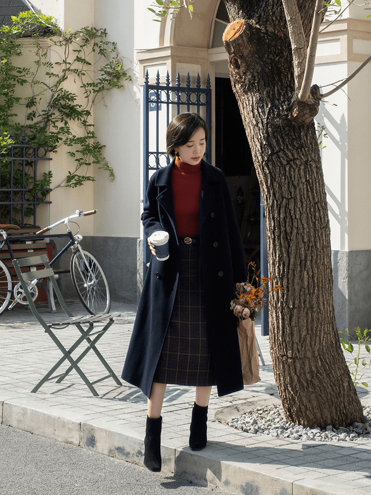 显得 穿来穿去，还是“大衣”时髦耐看，保暖舒适又高级，适合成熟女性