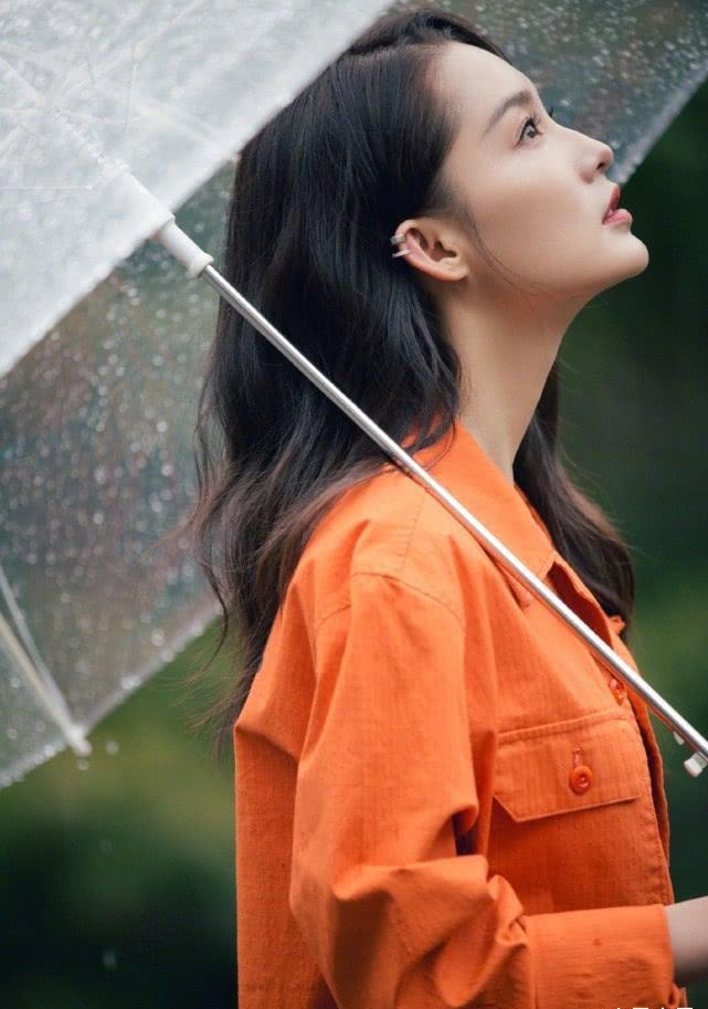 季节 雨天如何穿出唯美感？李沁的橘色衬衫，将成为“最美雨季穿搭”