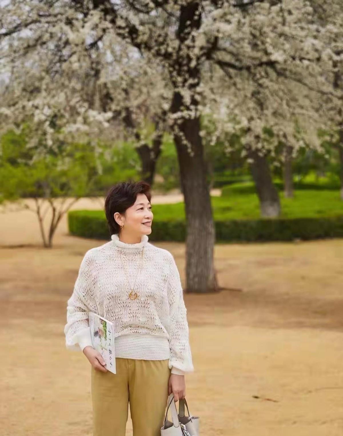 裙子 建议50岁的女人多穿“针织衫”，搭配裤子、裙子，都优雅大方