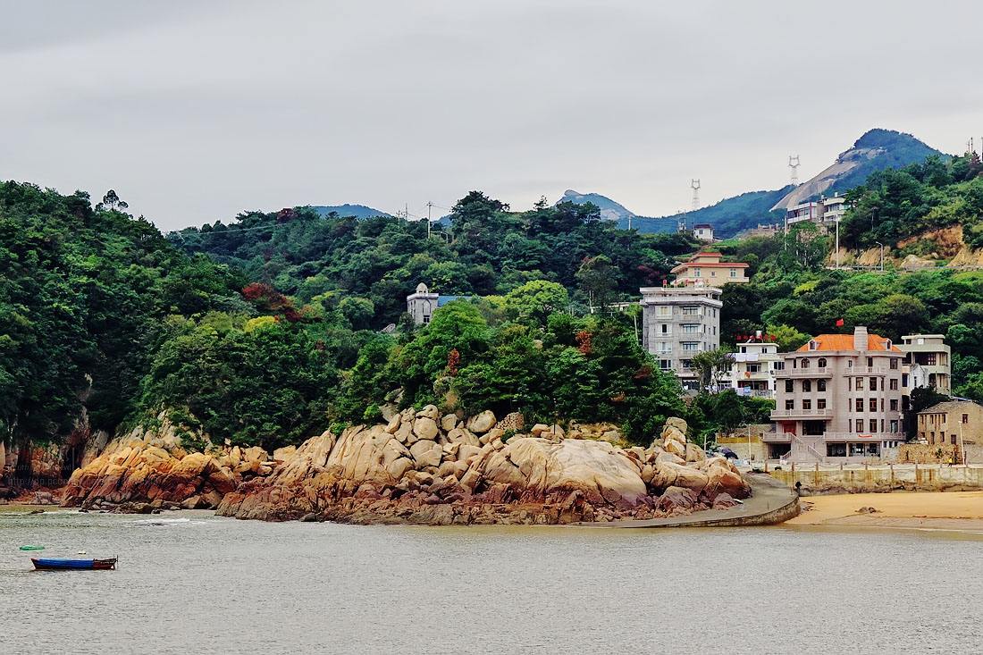 浙江温州一座岛屿，是洞头区第一大岛，交通便捷