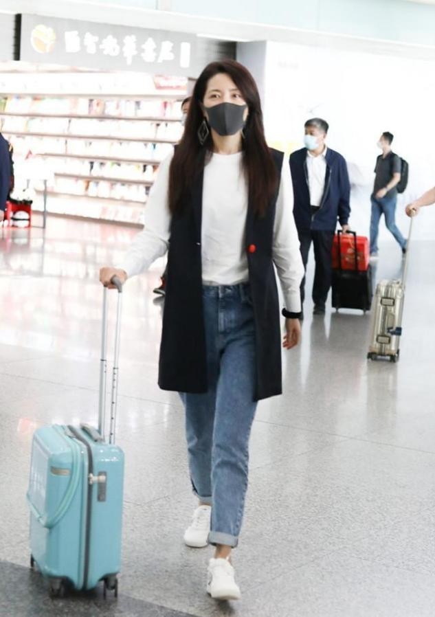 个性 穿大衣的曾黎也看不出年龄，叠穿衬衫白T恤，配毛线帽率性新潮