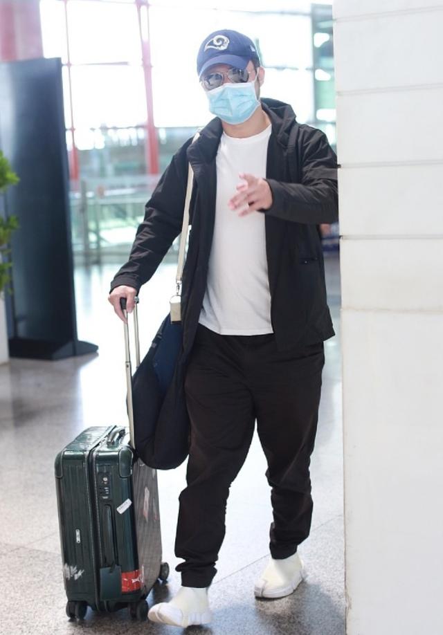 原创46岁吴京久违露面头发花白显年纪穿t恤难掩肌肉线条