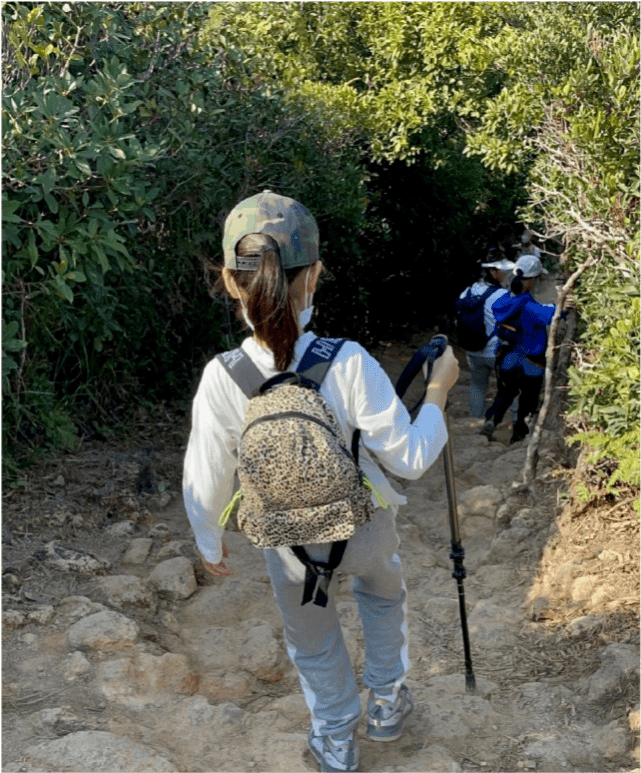 黎姿 50岁黎姿颜值不输巅峰！素颜出镜皮肤白皙，穿运动装身材太纤细