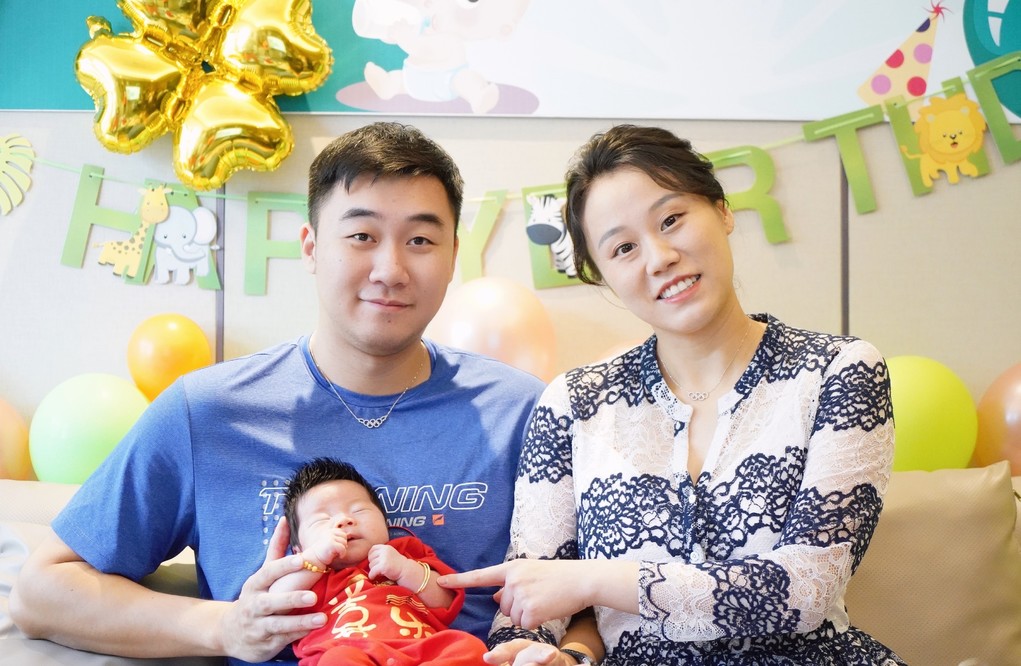 生活|奥运冠军赵芸蕾女儿满月，一家三口首次公开亮相，透露二胎计划