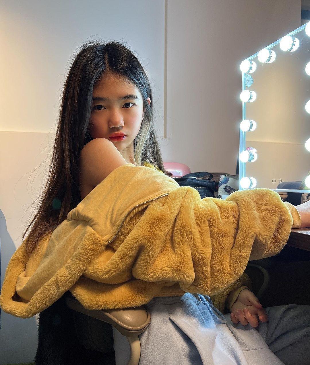 才会曹格11岁女儿亭亭玉立　「姐姐」女大十八变教妈妈化妆？