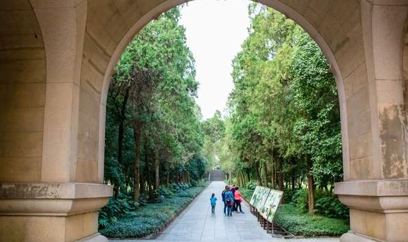 中山陵旁的小众寺庙，名字由朱元璋御赐，还藏有玄奘法师舍利