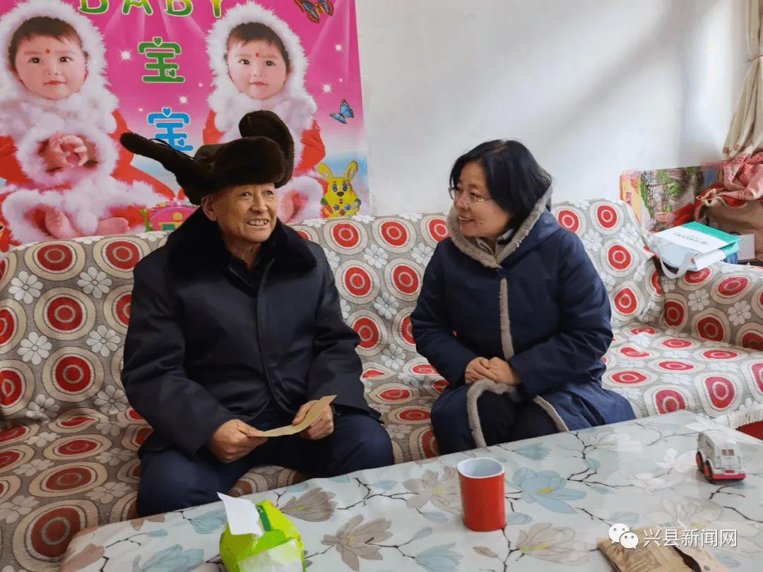 在建国前老党员康来宝和几位困难老党员家中,宋兴丽