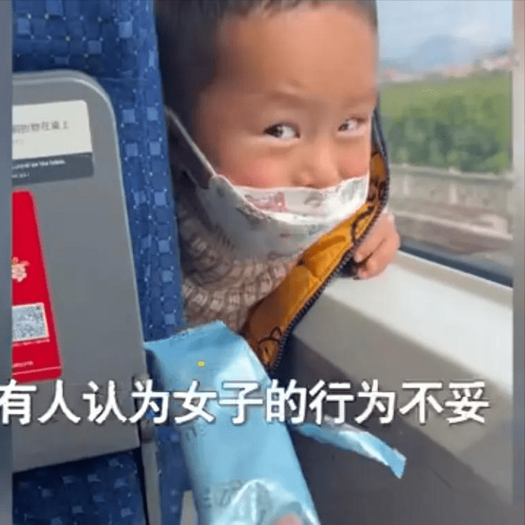 小孩|厦门：美女高铁上送儿童零食，网友却对此吵翻天，女子：下次还送
