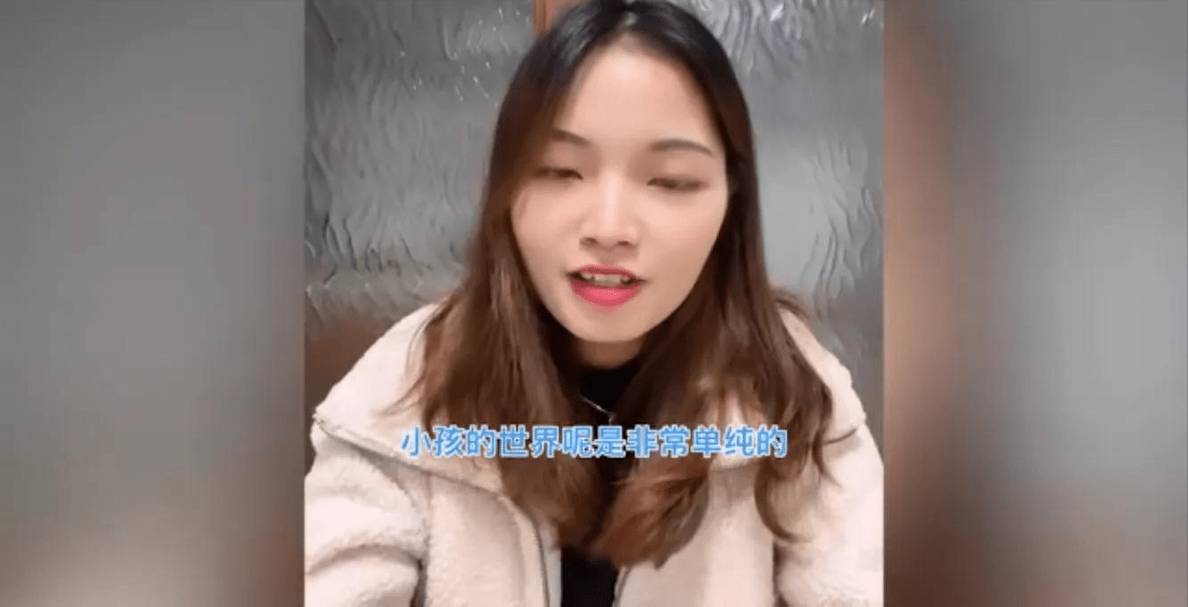 小孩|厦门:美女高铁上送儿童零食,网友却对此吵翻天,女子:下次还送