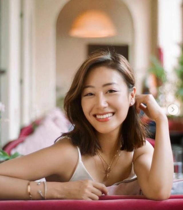 女星丁子田移居英国,淡出荧幕转行物业公司售楼,穿职业装有气场_pual