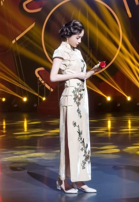 杨颖 杨颖离婚后状态真好,穿“烈焰旗袍”配绿色麻花辫,仍是甜美少女